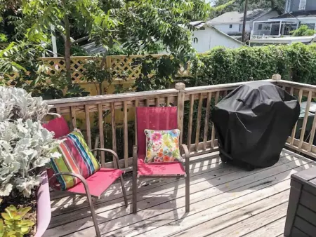 Family / Pet-friendly! Blocks from beach. Full kitchen, huge bathroom and deck! Отели рядом с достопримечательностью «Port Of Galveston»