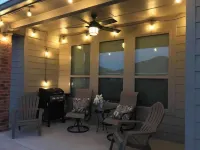 Five ⭐️ Clean!  King ensuite next to Crossroads Park. Hotels in Temple