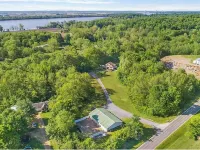 3+ acre Home: Pool Table, Putt-Putt, 4 miles to Downtown and SEMO, Summer Pool Hotels in Cape Girardeau Township