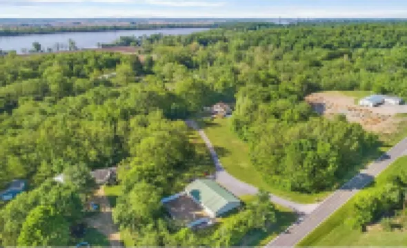 3+ acre Home: Pool Table, Putt-Putt, 4 miles to Downtown and SEMO, Summer Pool