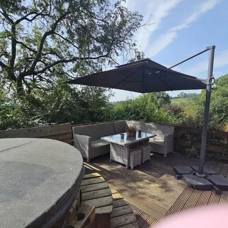 Mountain View Lodge, Luxury Woodland Lodge with Hot Tub