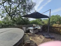 Mountain View Lodge, Luxury Woodland Lodge with Hot Tub