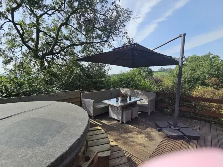 Mountain View Lodge, Luxury Woodland Lodge with Hot Tub Отели в г. Ладлоу