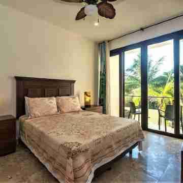 Create Unforgettable Memories in Your Beachfront Escape with Stunning Views! Rooms