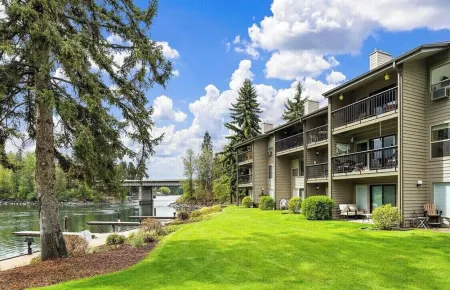 Waterfront Condo, Flathead Lake and Mountain Views!