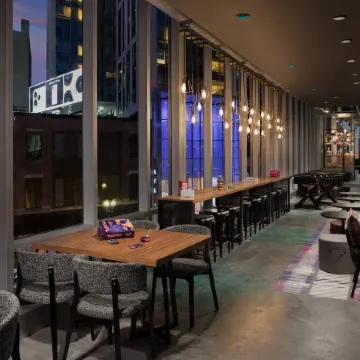 Moxy Boston Downtown Отели рядом с достопримечательностью «Фанеил Холл Маркетплас»