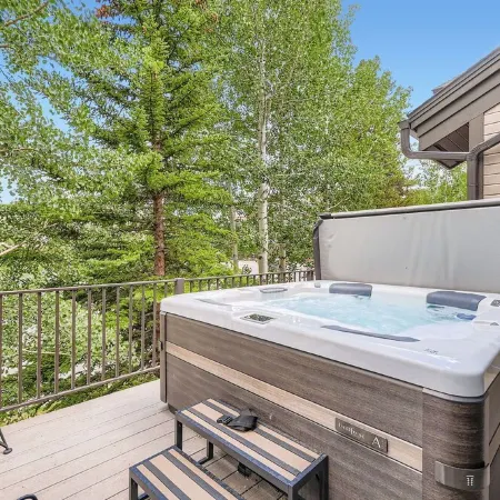 Lux 3/3 Chalet! 4 Min Walk to Quicksilver Lift & Main STPRIVATE Hot TUB"