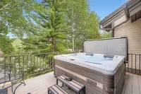 Lux 3/3 Chalet! 4 Min Walk to Quicksilver Lift & Main STPRIVATE Hot TUB"