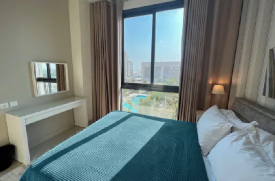 Charming 2BR apartment, beach access and pool view, ideal for extended stays. Hotels near مطار البحرين الدولي
