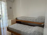 Villa Giorgia, with large garden 50 meters from the beautiful sea of Savelletri. Hotels in Savelletri