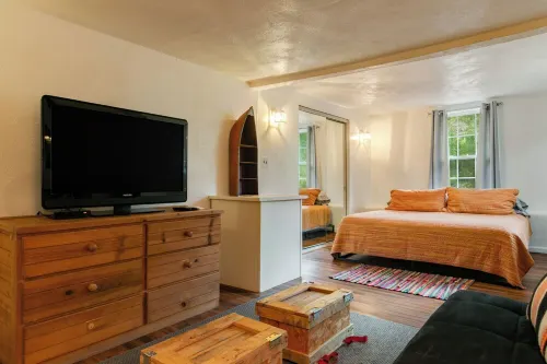 Relaxing Riverfront Taos Staycation, Pet Friendly!