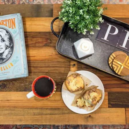Poppy & Rye Cottage; one block from Magnolia, walkable to everything!