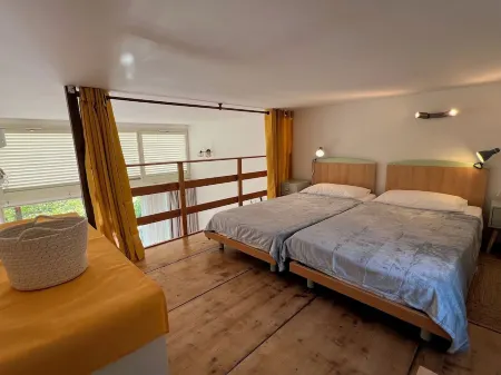 Casetta Jema, une Jolie Maisonnette au Coeur de la Marina de Santambroggio Отели в г. Лумио