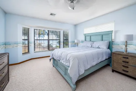 Private Lake View House Rental close to wonderful Big Bass Grill restaurant