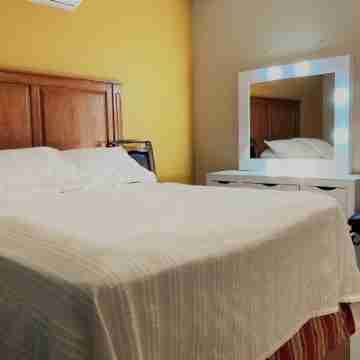 Big cozy house in gated community behind the American Consulate, 10-minute WALK. Rooms