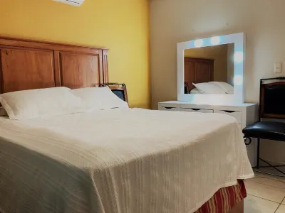 Big cozy house in gated community behind the American Consulate, 10-minute WALK. Отели в г. 