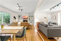 Spacious 4-bedroom house with Fenced-In backyard near UNC and Chapel Hill Hotels in Carrboro