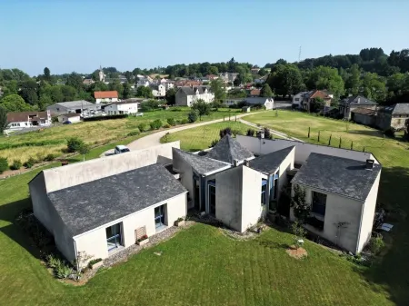 Gîte in architect-designed house Отели в г. Латронкьер