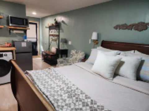 Charming and quiet queen suite hidden in near south neighborhood in Lincoln. Hotels in 