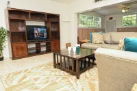 Vacation Lovers Blue Water Paradise: 2-bedroom condo with AC, WiFi in Freeport