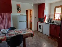 Quiet little hut surrounded by vegetation... Hotels in La Montagne