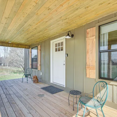 Cozy Mississippi Cabin w/ Covered Porch & Grill!
