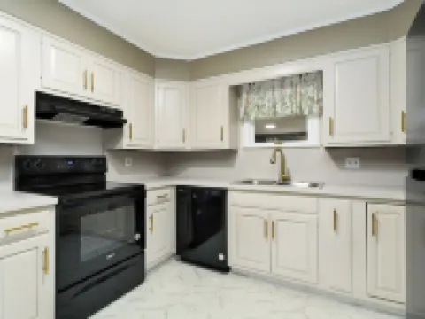 Nicely Located 2-bedroom duplex apartment newly updated in Herington. Hotels in Dickinson County