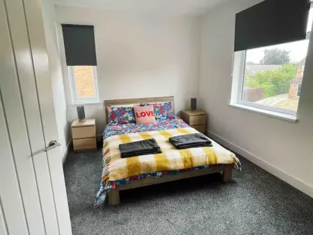 Modern 3 bed home next to railway station