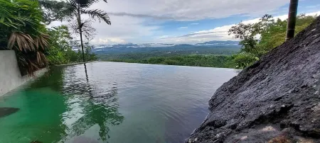 On the way to Ella, Udawalawa, Mirissa. Hike Adams Peak. 3 AC rooms with a pool Отели рядом с достопримечательностью «Sivali Central College Playground»