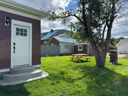 Charming Vintage Retreat in the Heart of Anaconda. Отели в г. Анаконда