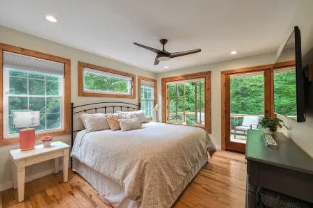 RiverRocks Cabin among the Trees. Private Riverfront Rustic/ HotTub Отели рядом с достопримечательностью «Блу-Ридж-Паркуэй»