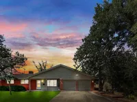 Fire Pit+Game Room+Mountain Views Hotels near Busy Bee Coin Laundry
