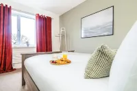 Clover Court Lovely 2 bed house with garden and free off-street parking  호텔