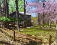 Cozy Winter Retreat Near Slopes with Inviting Fireplace. Pet Friendly!