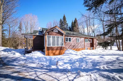 Chalet au bord de la rivière, spa, Wi-Fi, convivial pour détente en famille. Hotels in Papineau