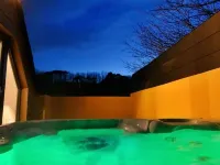 Chy Glynn. Luxury lodge with hot tub and views.