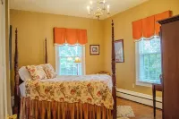 The Magnolia Room - Private Studio w/ Ensuite Bath in Historic Downtown Home Hotels in Clinton