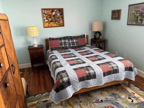 Lovely 2 bedroom and loft apartment with AC, WiFi overlooking the Chester River 체스터타운 호텔