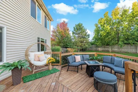 1/2 Acre Retreat: 100" TV, Open layout Navy Base and Six Flags Great America