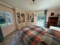 Cabriès: Family home in Provencal countryside, 20 min from Aix-en-Provence Hotels in Cabries