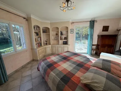 Cabriès: Family home in Provencal countryside, 20 min from Aix-en-Provence Prison Island Marseille附近的飯店