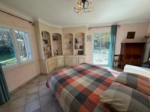 Cabriès: Family home in Provencal countryside, 20 min from Aix-en-Provence Hotels in Cabries