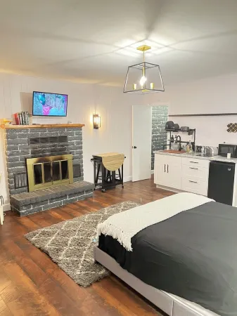 Cozy cottage studio in adorable Lake Montezuma with WiFi, AC, indoor fireplace