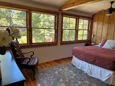 Updated N. Lake Tahoe Family Cabin, Hot Tub, walk to Tahoe Beaches & Restaurants