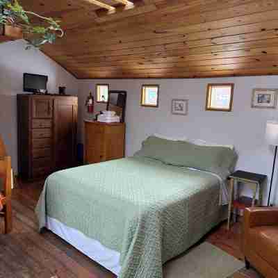 Charming cottage tucked away in trending Northeast Bozeman. Rooms