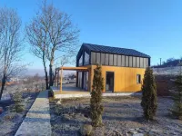 Cozy 1-bedroom chalet with WiFi, AC in charming Șuncuiuș فنادق في 