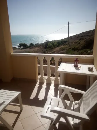 The house on the "sea" Al FARO Отели в г. Реальмонте