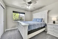 Modern 5Br/3BA Luxury Home,Movie Nights & Comfort Hotels in Evans