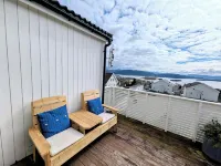 Bright 2-bedroom apartment with spectacular fjord views in Jørpeland. فنادق في Strand