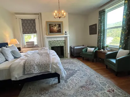 NEW ON VRBO Mountain view Grand 6BR 3BA Large Home in LaVale, 15min to Rocky Gap